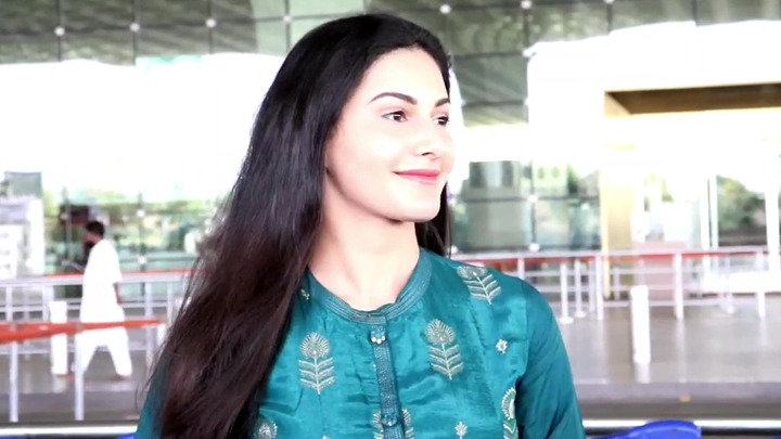 Spotted – Amyra Dastur and Anjum Fakih at Airport Spotted - Amyra Dastur and Anjum Fakih at Airport