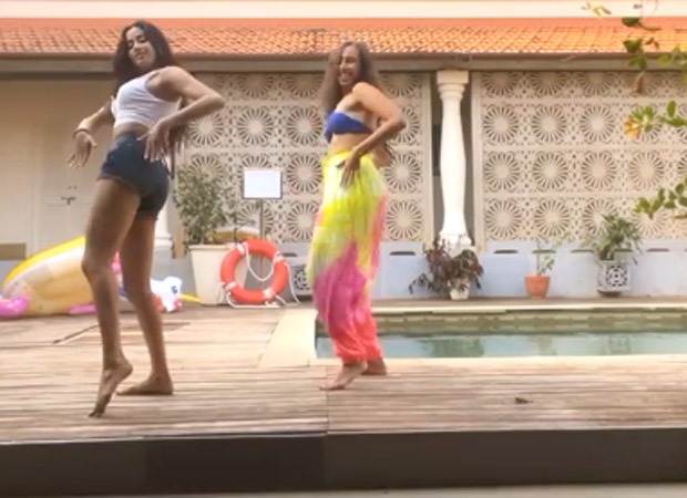 VIDEO जान्हवी कपूर को फिल्मफेयर स्टेज की याद आती है, पूल के किनारे डांस करने के लिए बैठती हैं