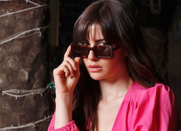 जियोर्जिया एंड्रियानी एक शैली बयान के साथ एक फ्यूशिया गुलाबी शीर्ष 