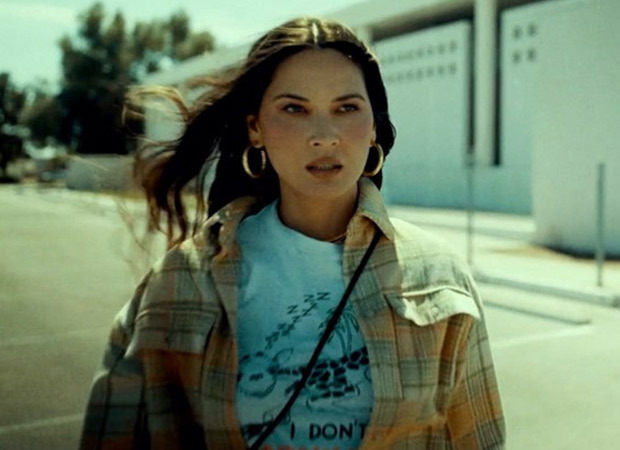 ओलिविया मुन्न ने इमेजिन ड्रेगन के पंक-झुकाव वाले एंथम 'कटथ' संगीत वीडियो में अभिनय किया