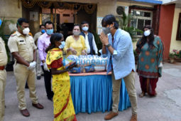 Photos: Vivek Oberoi distributes ration to needy people in Juhu