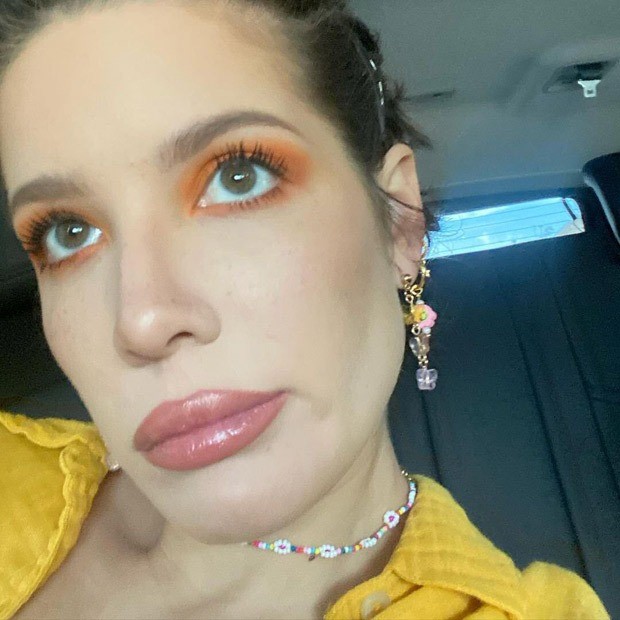 Halsey flaunts her baby bump, is a ray of sunshine in yellow makeup ...