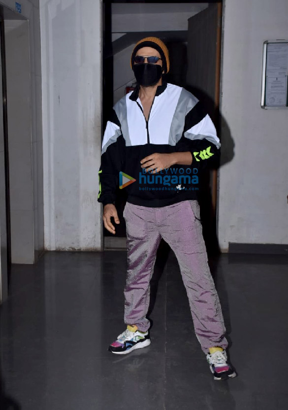 Photos: Kartik Aaryan snapped at a dance class in Andheri Photos: Kartik Aaryan snapped at a dance class in Andheri