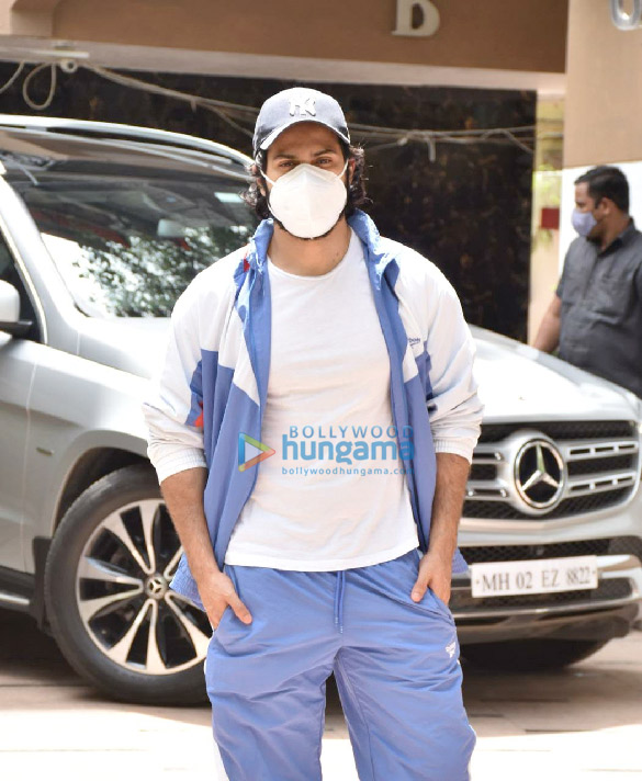 Photos: Varun Dhawan snapped at the gym in Juhu