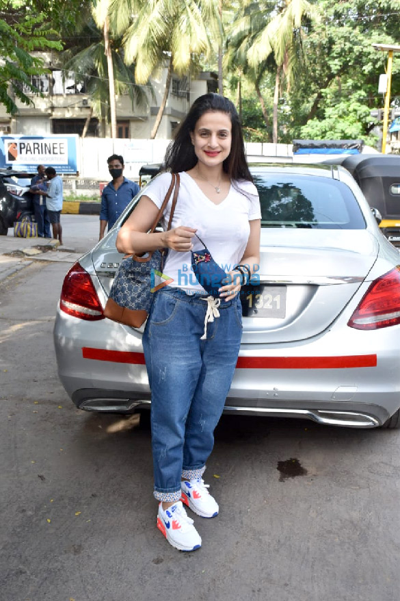 Photos: Ameesha Patel snapped in Juhu Photos: Ameesha Patel snapped in Juhu