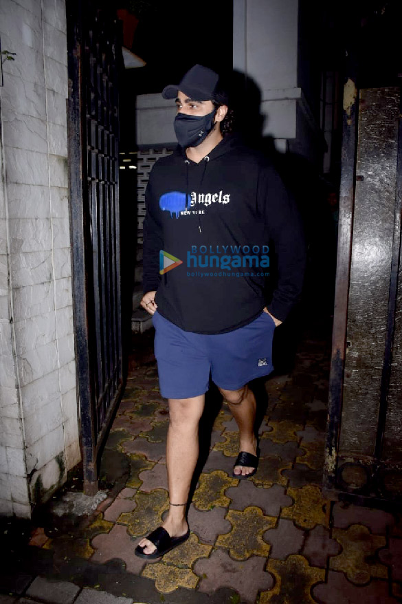 Photos: Arjun Kapoor snapped at a clinic in Juhu