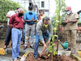 Photos: Gulshan Grover snapped with Vishvas Mote, Dr. Anusha Srinivasan Iyer, Vedant Gill at BMC's Be A Tree Parent MEGA Vriksha Campaign