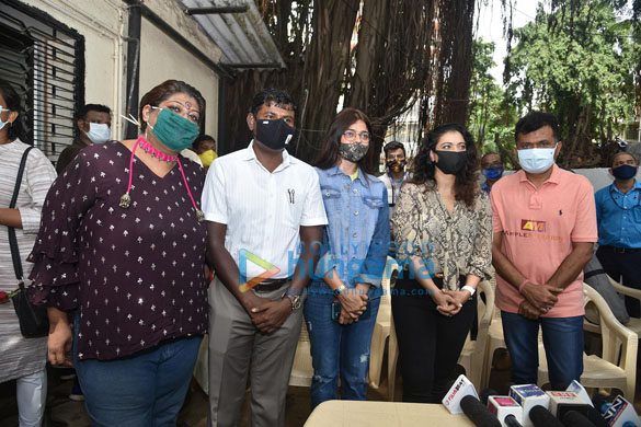 Photos: Kajol, Dr.Aneel Kashi Murarka, Saniya Saiyad, Anusha S Iyer and Vishvas Mote distribute raincoats to BMC workers