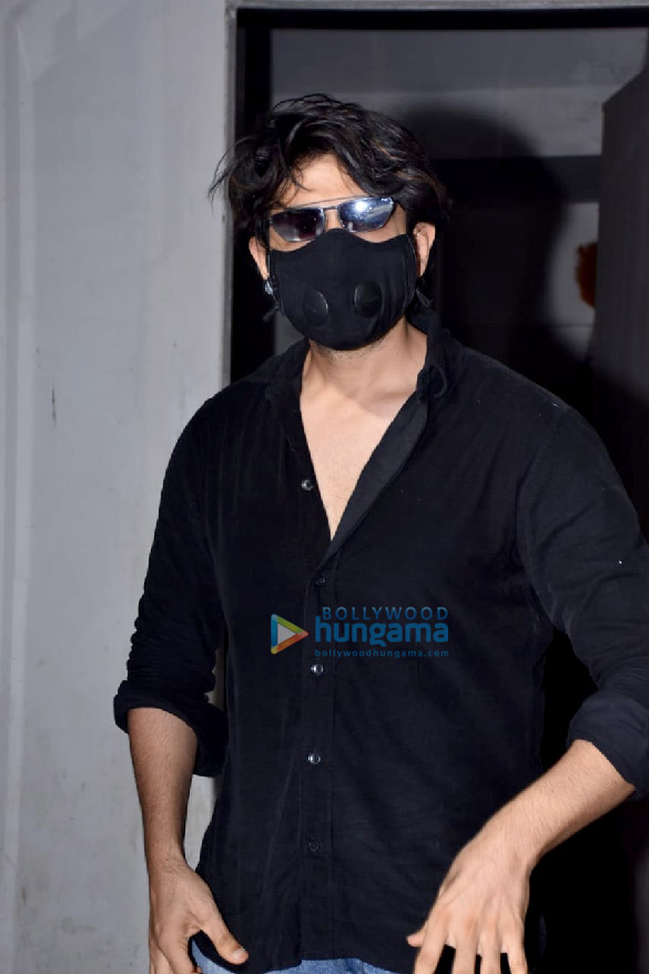 Photos: Kartik Aaryan snapped in Andheri