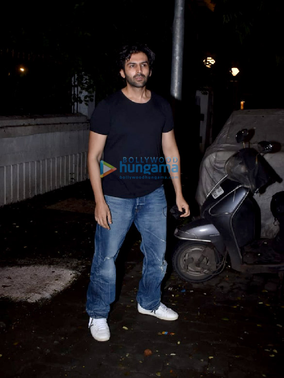 Photos: Kartik Aaryan snapped in Juhu