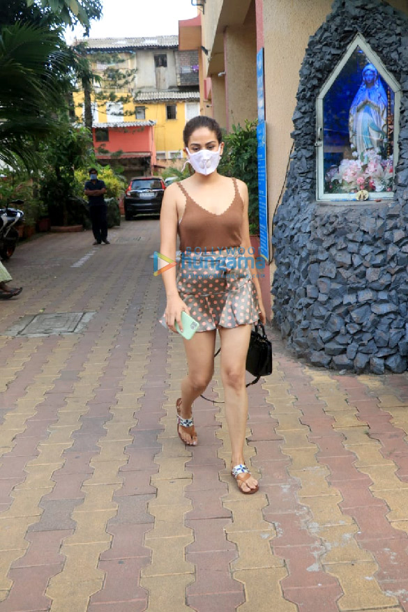 Photos Mira Rajput Snapped At Diva Yoga In Bandra Parties Events Bollywood Hungama