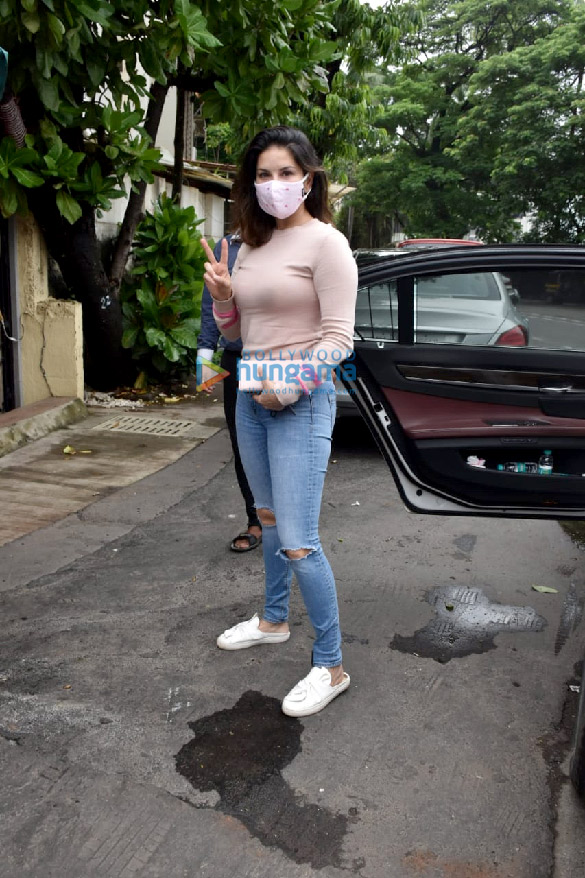 Photos: Sunny Leone snapped in Juhu Photos: Sunny Leone snapped in Juhu