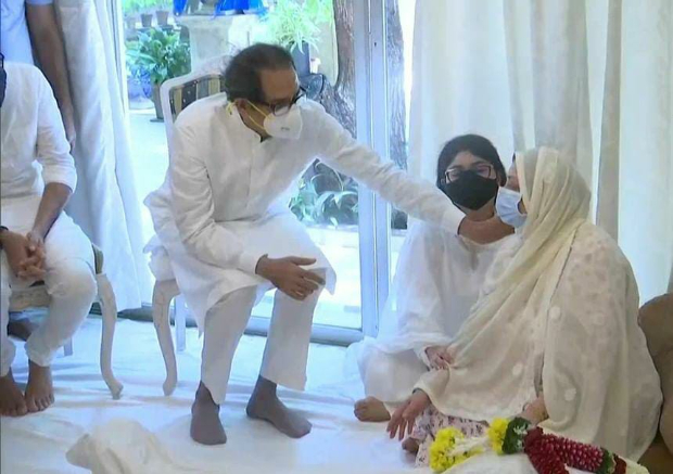 Shah Rukh Khan Chief Minister Uddhav Thackeray Aditya Thackeray Console Saira Banu As They Pay Last Respects To Dilip Kumar Bollywood News Bollywood Trendy