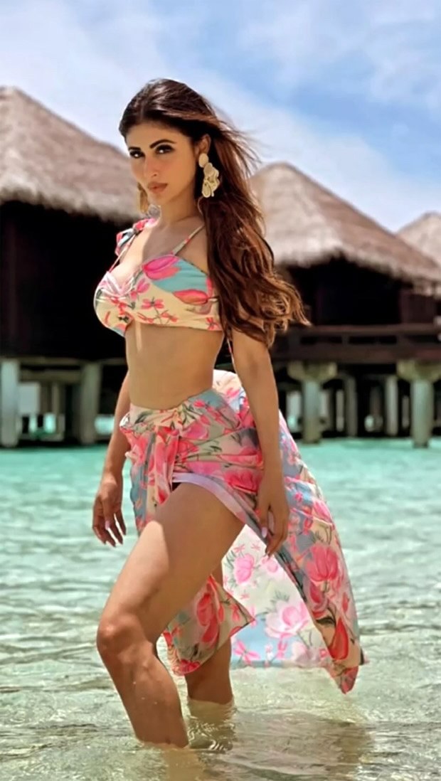 Mouni-Roy-amps-up-the-hotness-quotient-in-printed-bikini-during-Maldives-vacation-4.jpg