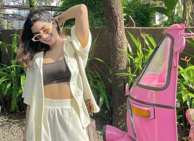 Khushi Kapoor soaks in the sun in 