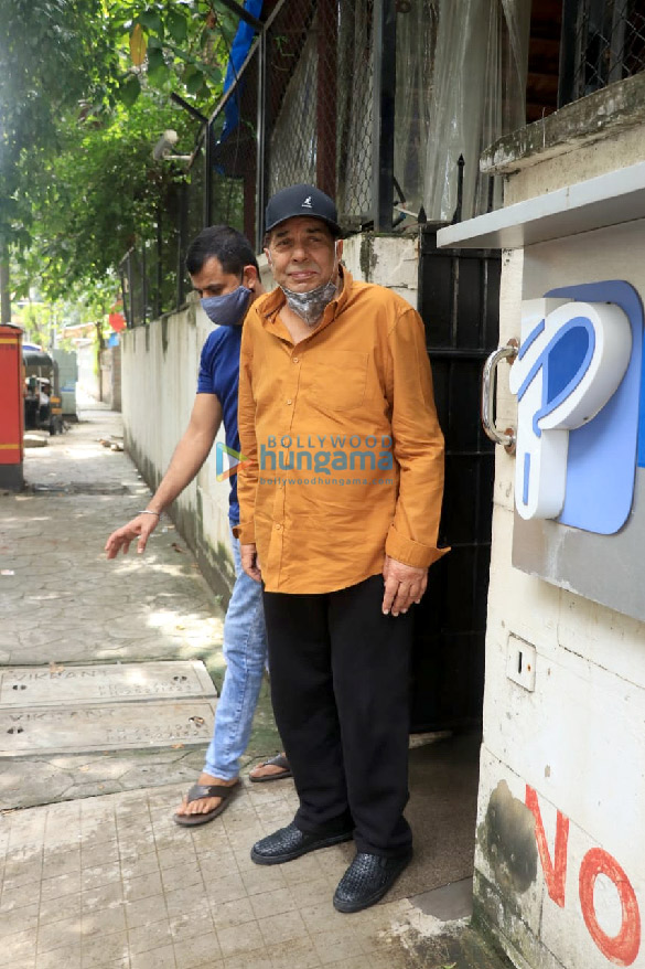Photos: Dharmendra snapped at a clinic in Juhu Photos: Dharmendra snapped at a clinic in Juhu