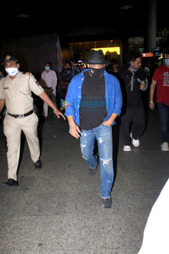 Photos: Salman khan, Disha Patani and Krishna Shroff snapped at the airport Photos: Salman khan, Disha patani and Krishna Shroff snapped at the airport