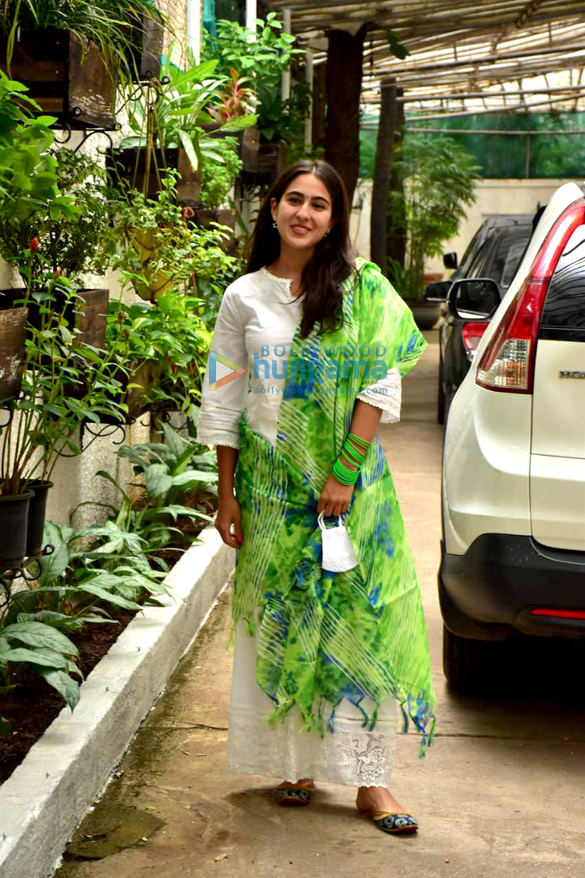 Photos: Sara Ali Khan snapped in Juhu Photos: Sara Ali Khan snapped in Juhu
