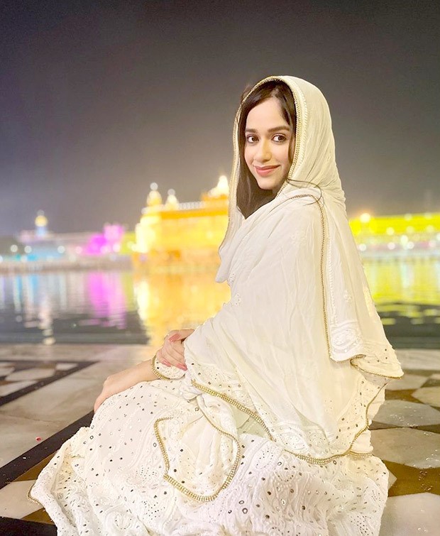 Jannat Zubair looks divine in a white traditional outfit as she poses in front of the Golden Temple 1