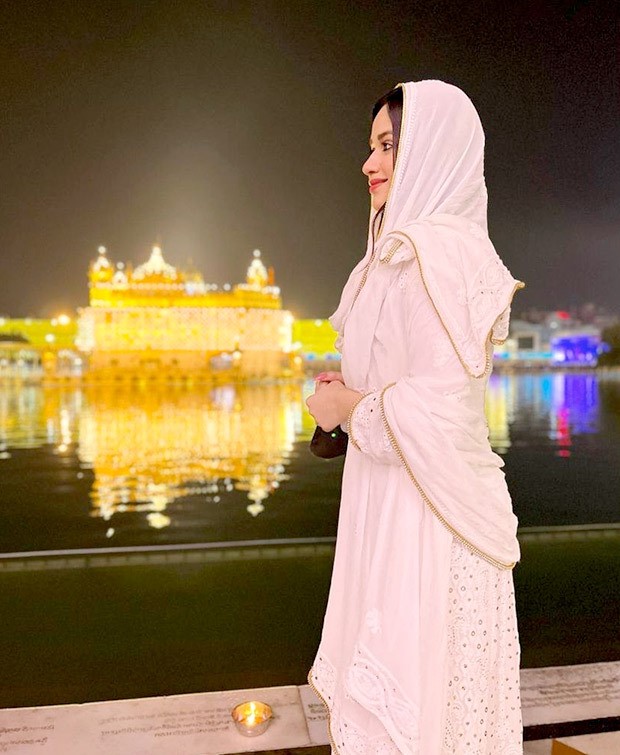 Jannat Zubair looks divine in a white traditional outfit as she poses in front of the Golden Temple 4