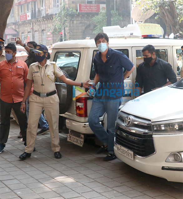 Photos Ananya Panday with father Chunky Pandey arrives at the NCB ...