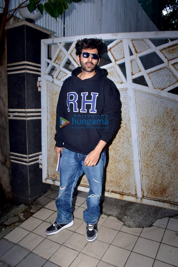Photos: Kartik Aaryan and Paresh Rawal snapped at Rohit Dhawan’s office in Juhu Photos: Kartik Aaryan and Paresh Rawal snapped at Rohit Dhawan’s office in Juhu