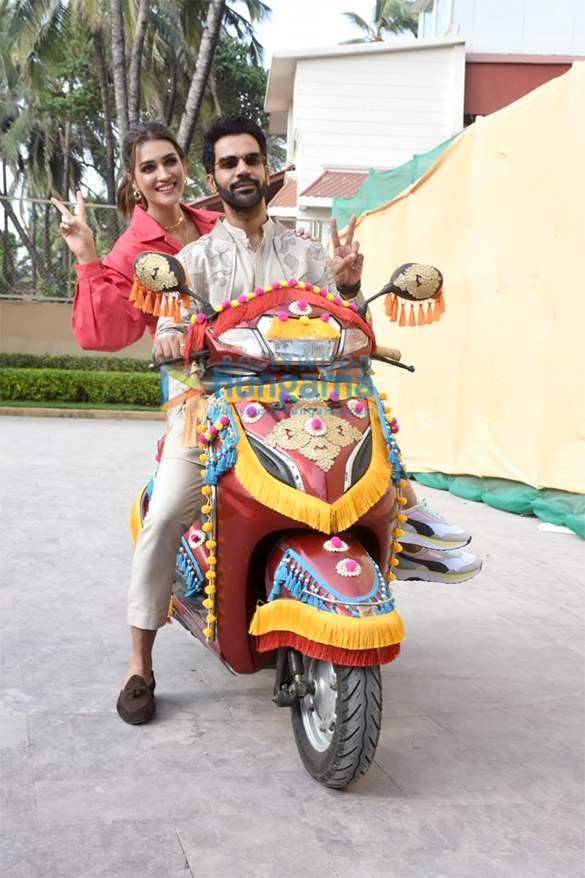 Photos: Kriti Sanon and Rajkummar Rao snapped promoting Hum Do Hamare Do Photos: Kriti Sanon and Rajkummar Rao snapped promoting Hum Do Hamare Do