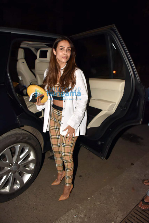 Photos: Malaika Arora, Janhvi Kapoor and Punit Malhotra spotted at Bandra Photos: Malaika Arora, Janhvi Kapoor and Punit Malhotra spotted at Bandra