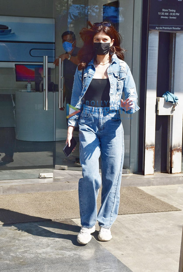 Photos: Shanaya Kapoor snapped at Maple store in Juhu Photos: Shanaya Kapoor snapped at Maple store in Juhu
