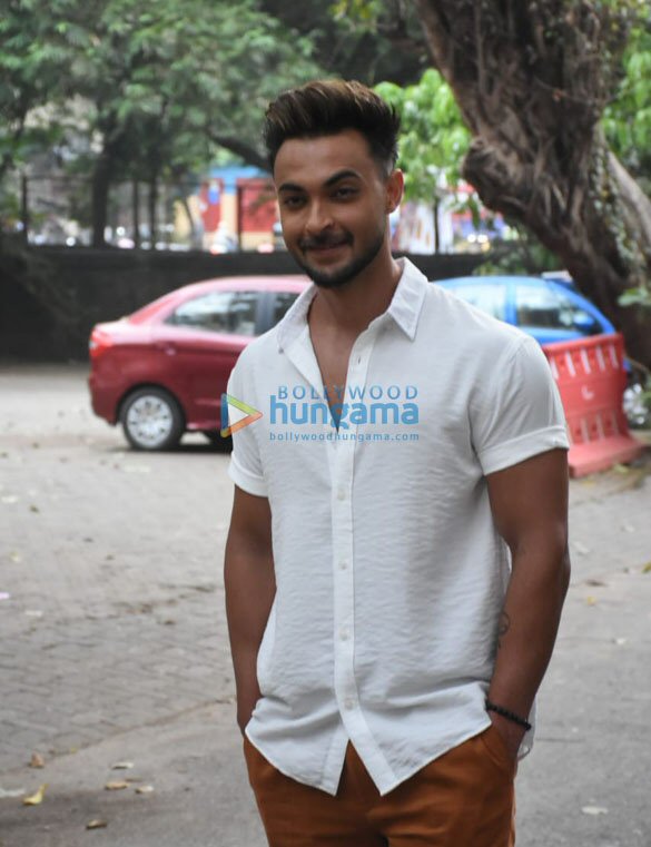 Photos: Aayush Sharma snapped at Mehboob Studio in Bandra