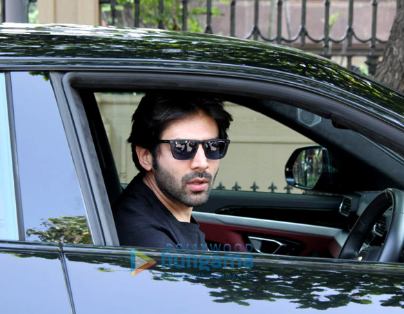 Photos: Kartik Aaryan spotted outside Taj Lands End in Bandra Photos: Kartik Aaryan spotted outside Taj Lands End in Bandra