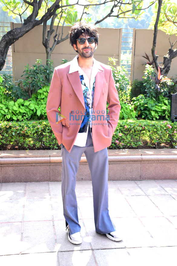 Photos: Kartik Aryan spotted at Bandra Photos: Kartik Aryan spotted at Bandra