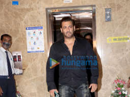 Photos: Salman Khan, Iulia Vantur and others snapped at Ramesh Taurani’s House for Diwali Party