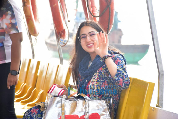 Photos: Sara Ali Khan snapped at Versova Jetty Photos: Sara Ali Khan snapped at Versova Jetty