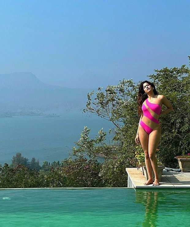 Janhvi Kapoor shares self care weekend glimpses in pink monokini