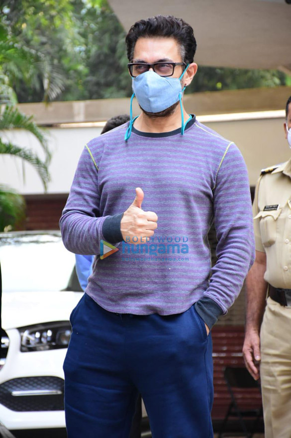Photos Aamir khan spotted in Bandra (1)