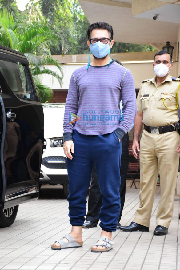 Photos Aamir khan spotted in Bandra (2)