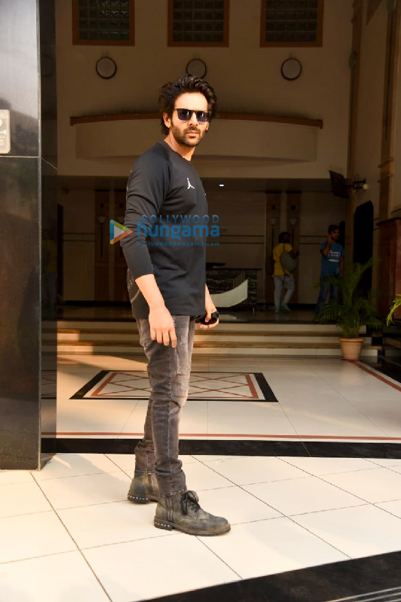 Photos: Kartik Aaryan snapped at Anees Bazmee’s office in Andheri Photos: Kartik Aaryan snapped at Anees Bazmee’s office in Andheri