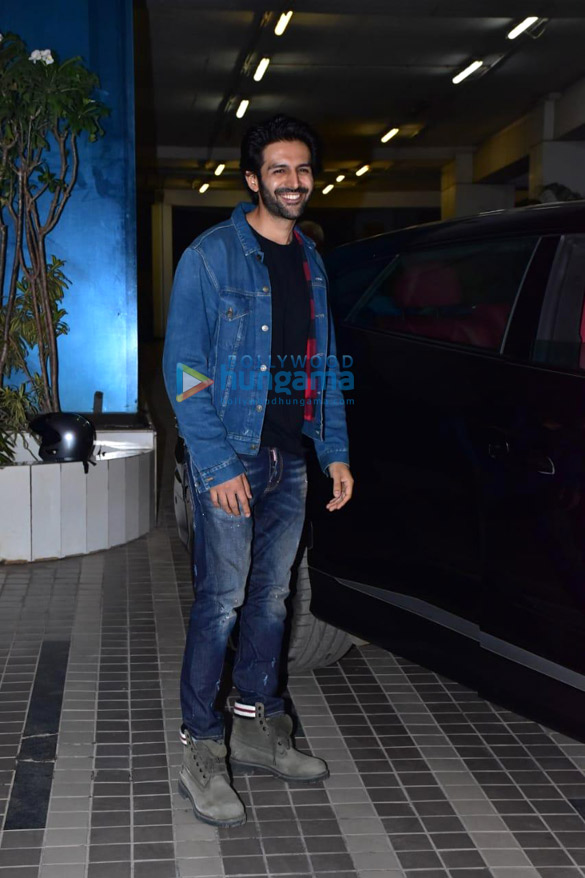 Photos: Kartik Aaryan snapped in Andheri Photos: Kartik Aaryan snapped in Andheri