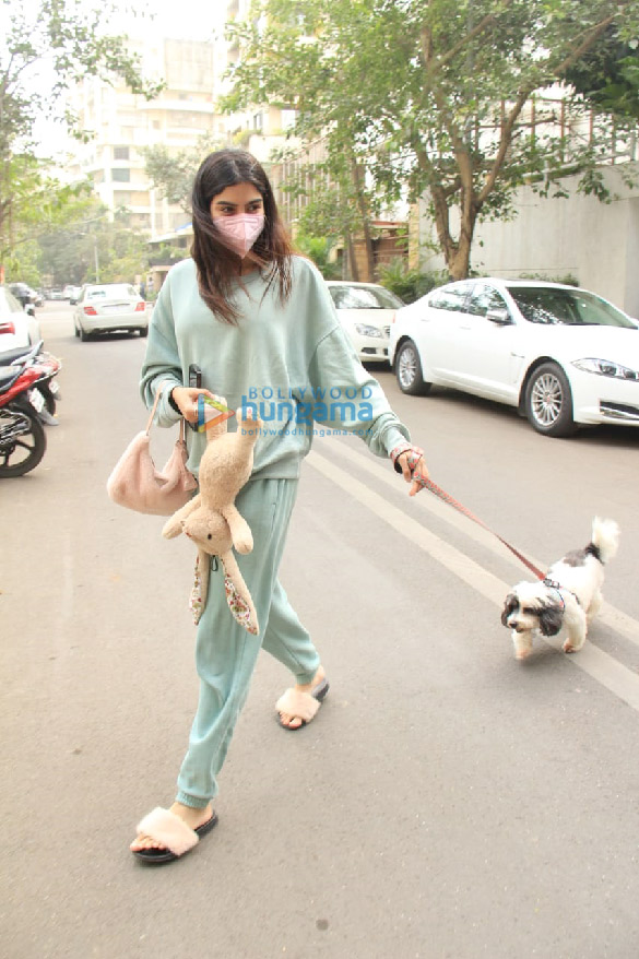 Photos: Khushi Kapoor snapped with her pet in Juhu