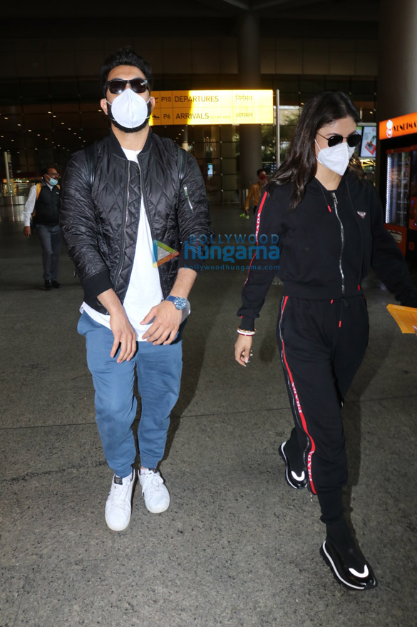 Photos Mouni Roy and her husband spotted at the airport (2)