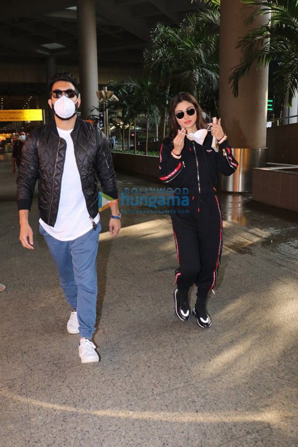 Photos Mouni Roy and her husband spotted at the airport (3)
