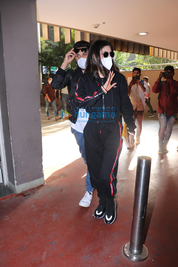 Photos Mouni Roy and her husband spotted at the airport (4)
