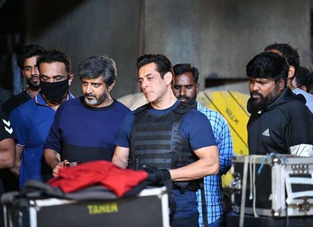Salman Khan wraps the shoot of his cameo in Chiranjeevi starrer Godfather; director Mohan Raja shares glimpses from the sets : Bollywood News - Vimarsana News