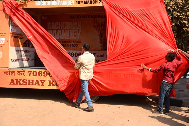 Akshay Kumar flags off Bachchhan Paandey Ki Sawari in Mumbai; truck to travel to Delhi