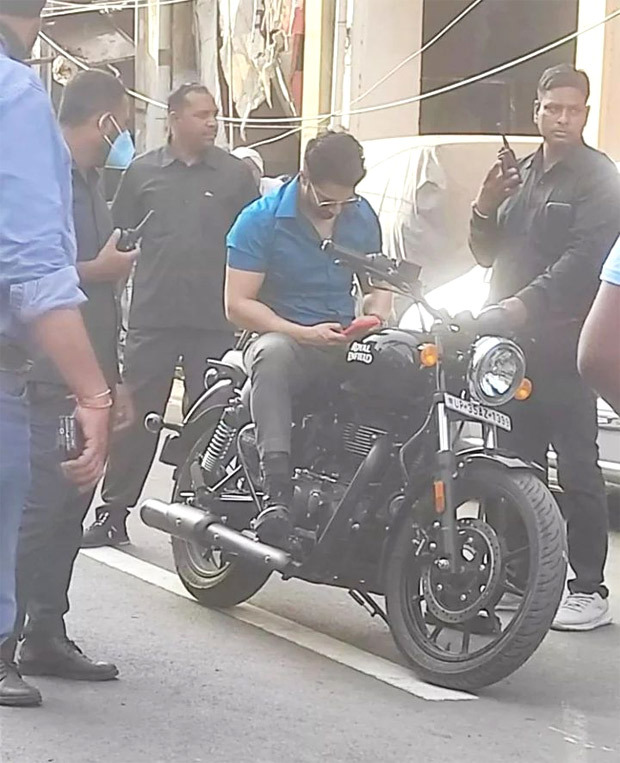 Varun Dhawan rides a Royal Enfield bike in Kanpur on the Bawaal plateau, see leaked photos and videos 