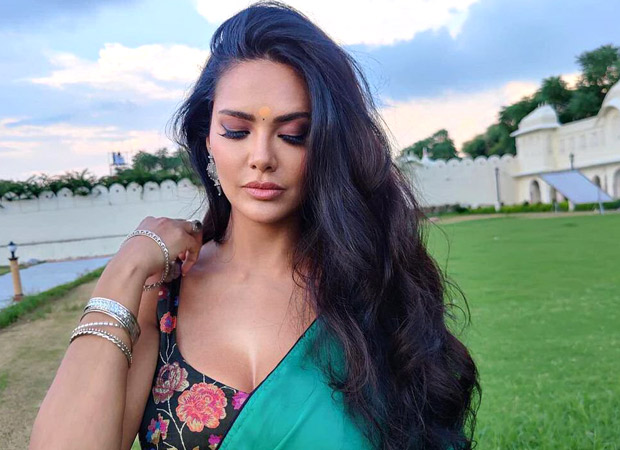 Esha Gupta leaves us spellbound in green silk saree as she promotes Aashram 3 in Jaipur : Bollywood News – Bollywood Hungama