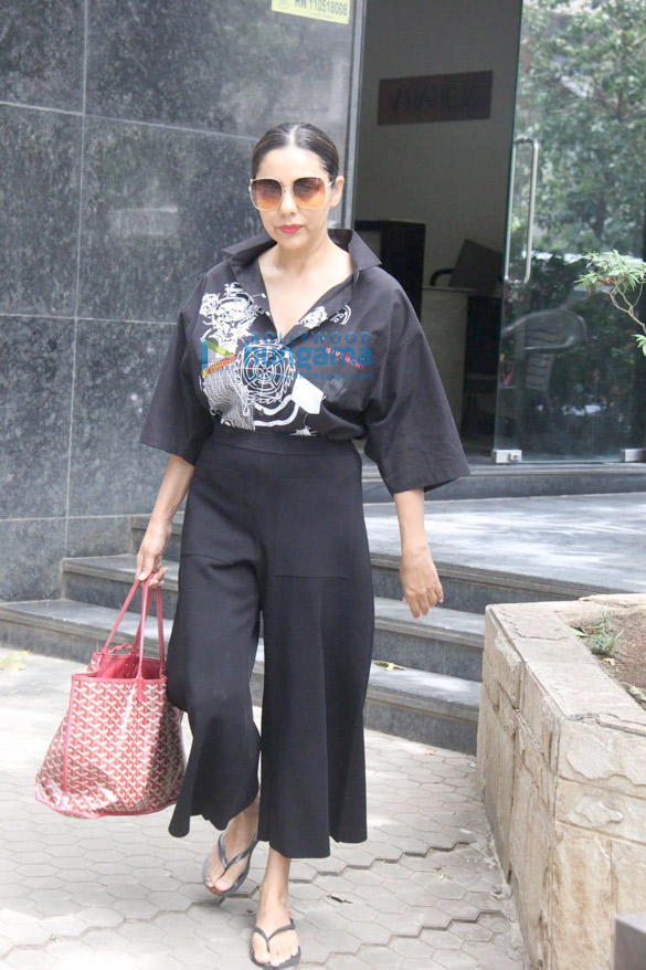 Photos: Gauri Khan snapped outside a clinic in Santacruz Photos: Gauri Khan snapped outside a clinic in Santacruz