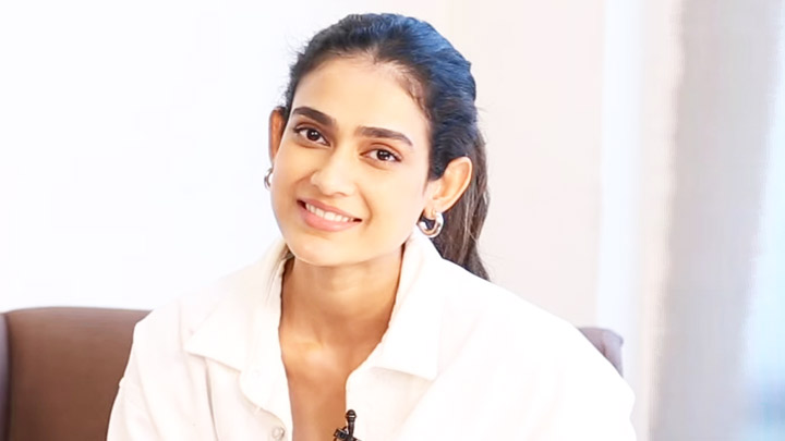 ROFL- “Kya aap mujhe training doge? Aadhi salary dunga” – Aakanksha reacts to this fan comment ROFL- “Kya aap mujhe training doge? Aadhi salary dunga” – Aakanksha reacts to this fan comment