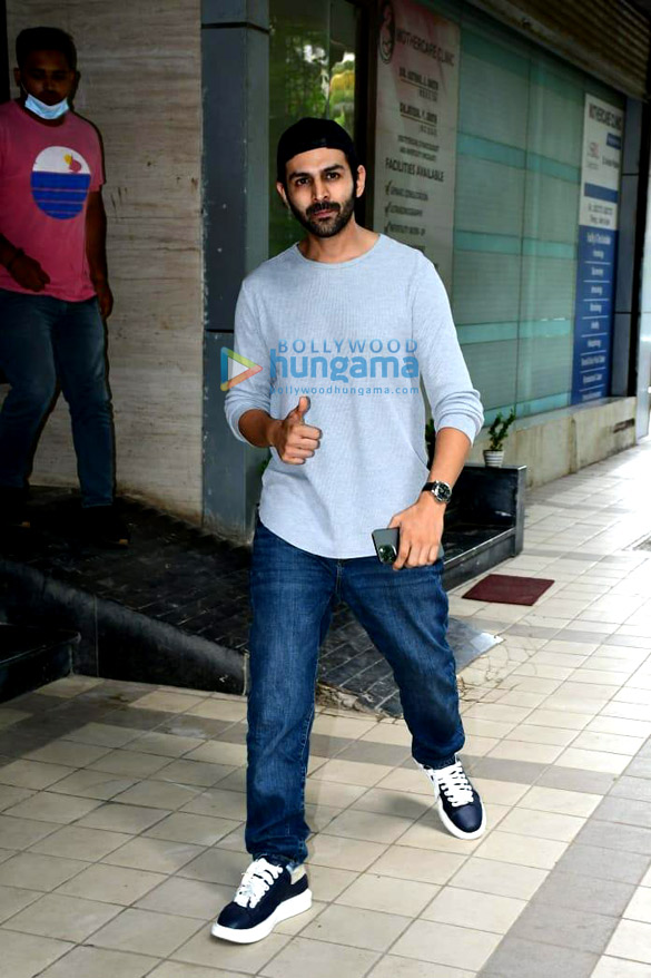 Photos: Kartik Aryan snapped at Rohit Dhawan’s office Juhu Photos: Kartik Aryan snapped at Rohit Dhawan’s office Juhu